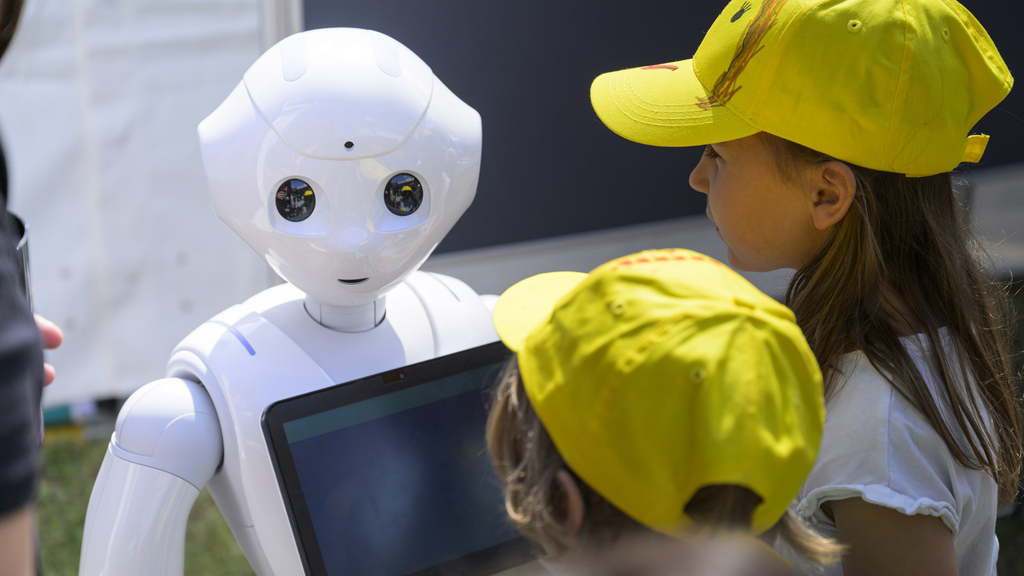 Zwei Kinder schauen den Humanoiden Roboter Pepper an