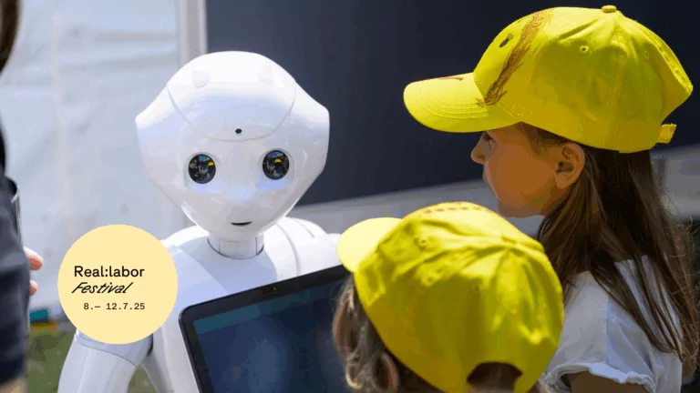 Zwei Kinder schauen den Humanoiden Roboter Pepper an