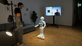 Ausstellungsraum in dem der Pepper Roboter steht und einen Besucher begrüßt