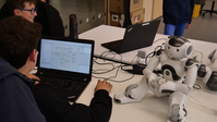 Jugendliche programmieren NAO Roboter
