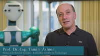 Tamim Asfour beim Interview neben ihm der humanoide Roboter ARMAR-6
